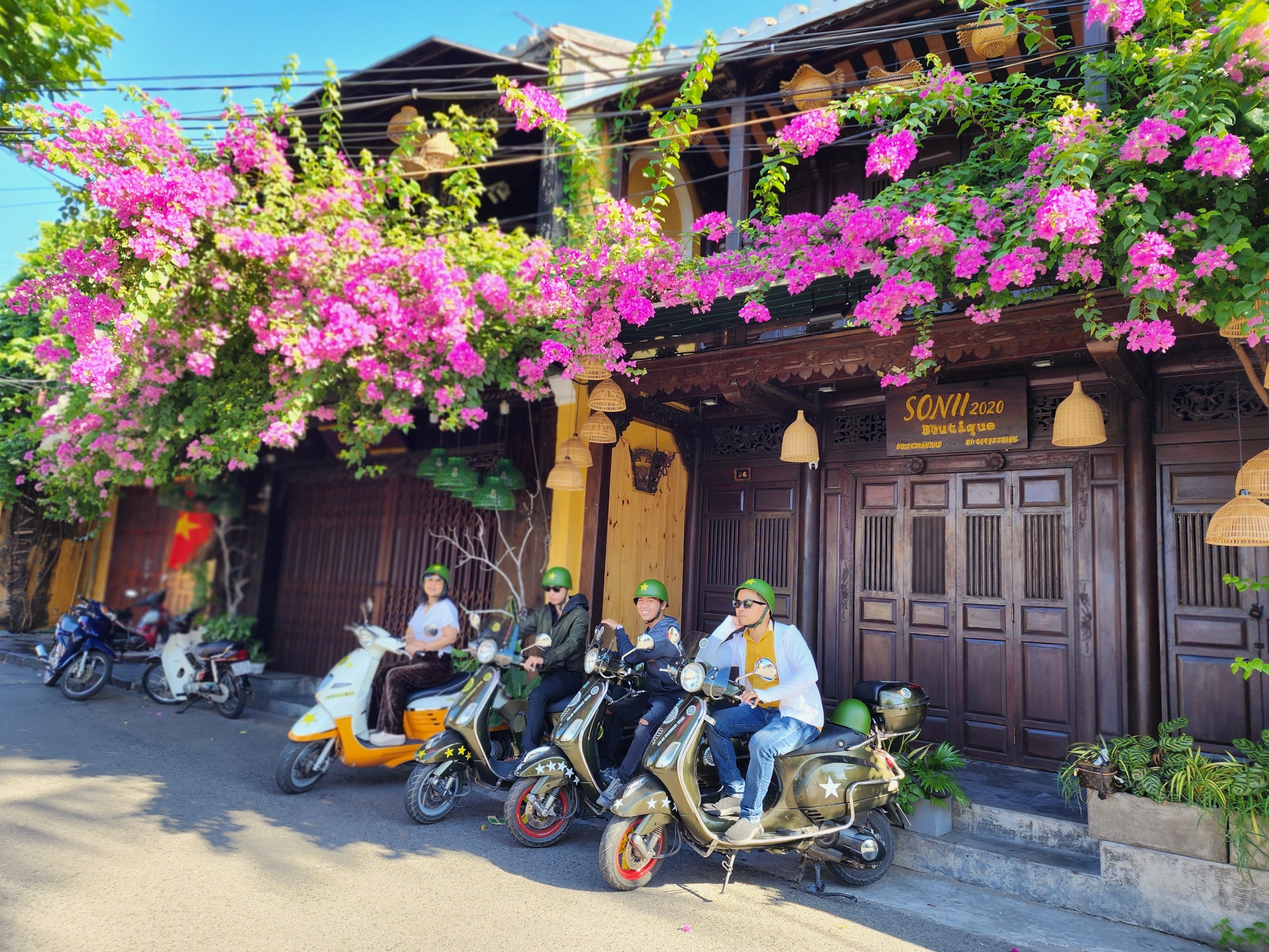 Tour trong ngày I Khám phá ẩm thực Hội An bằng xe máy Vespa